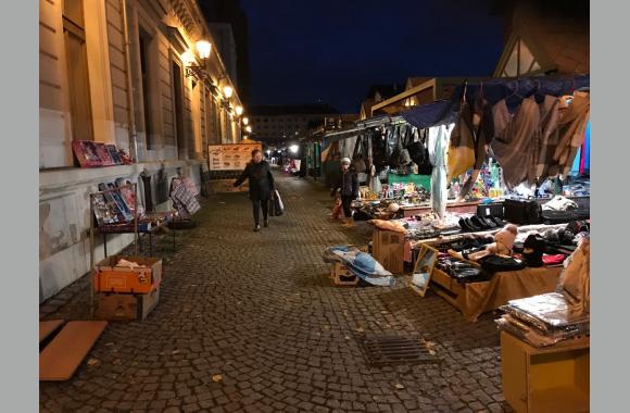 Asiamarkt auf dem großen Areal der Prager Markthallen ...